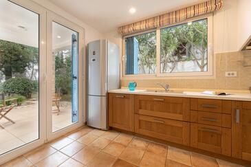 Apartment with terrace Njivice, Kvarner