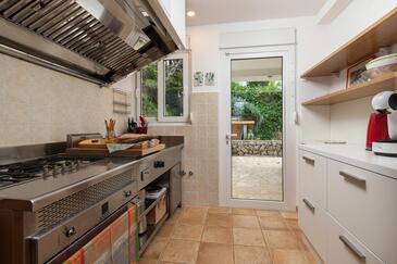 Apartment with terrace Njivice, Kvarner