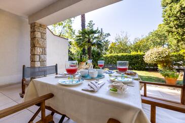 Apartment with terrace Njivice, Kvarner
