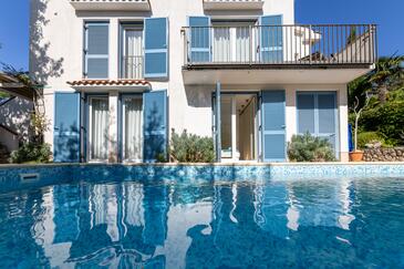 Apartment with terrace Njivice, Kvarner