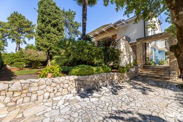 Apartment with terrace Njivice, Kvarner