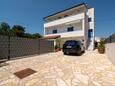 Privlaka, Zadar, Parkeerplaats 23555 - Appartementen met een zandstrand.