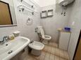 Poreč, Bathroom in the studio-apartment, (pet friendly) and WiFi.