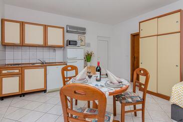 Vir, Jadalnia w zakwaterowaniu typu studio-apartment, WiFi.