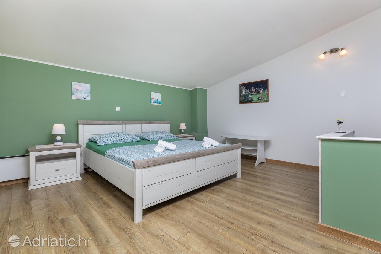 Family friendly house with a swimming pool Makarska - 23571