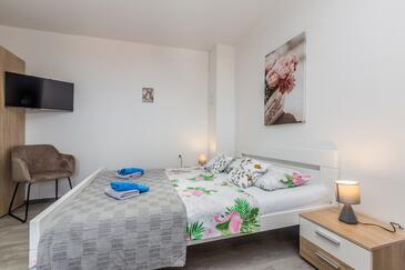 Apartmani s parkingom Njivice, Krk - 23575