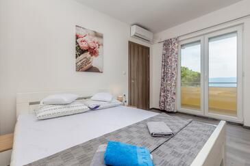 Apartmaji s parkingom Njivice, Krk - 23575