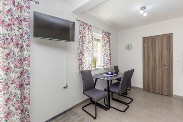 Njivice, Comedor en alojamiento de tipo studio-apartment, WiFi.