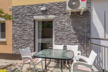 Apartmaji s parkingom Njivice, Krk - 23575