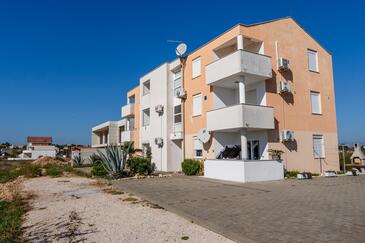 Privlaka, Zadar, Propiedad 23585 - Apartamentos con una playa de arena.