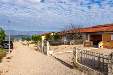 Vir, Vir, Objekt 23590 - Apartmani sa šljunčanom plažom.