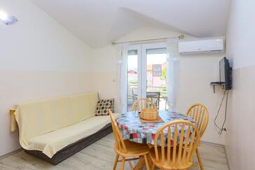 Srima - Vodice, Obývací pokoj v ubytování typu apartment, s klimatizací, domácí mazlíčci povoleni a WiFi.