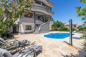 Family friendly apartments with a swimming pool Pula - 23595