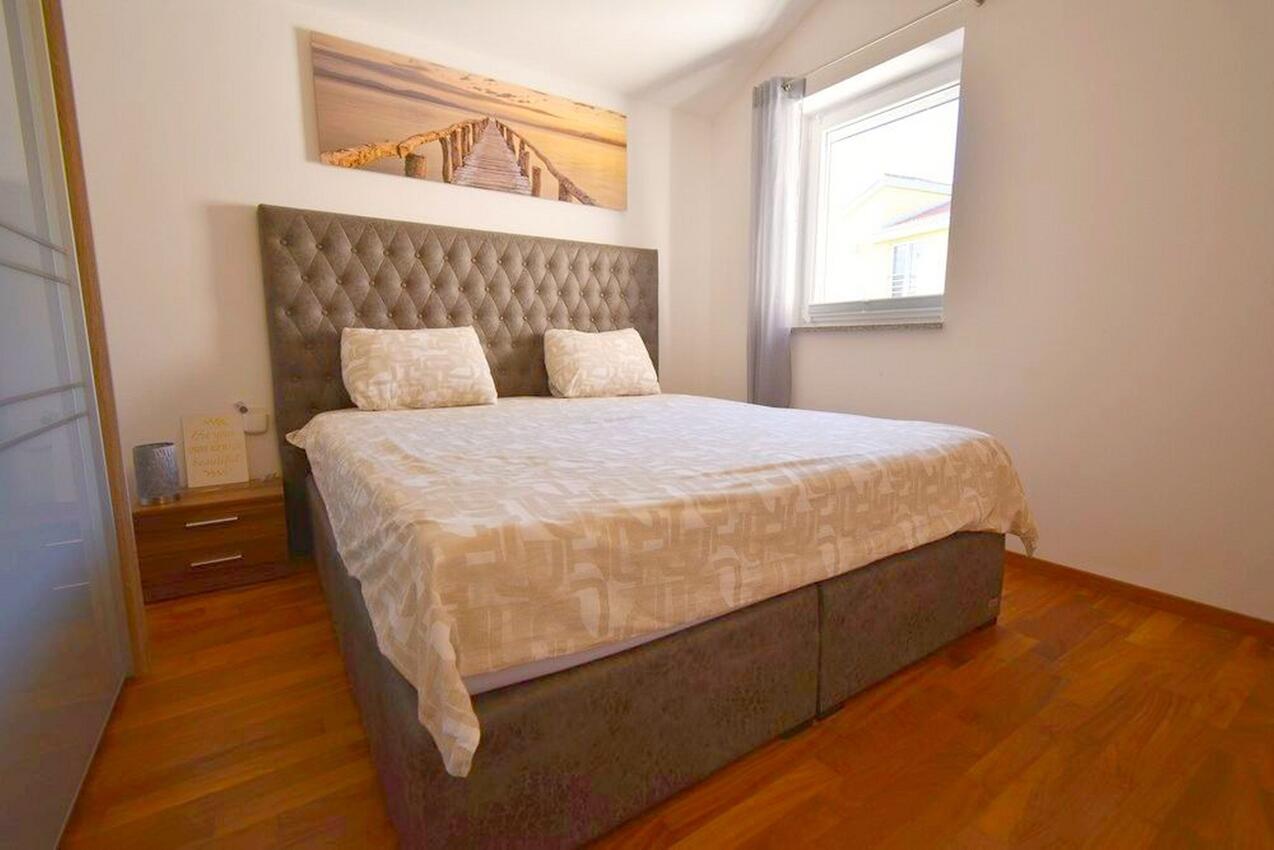 Ferienwohnungen mit Parkplatz Klimno, Krk - 23615