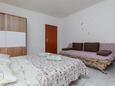 Igrane, Bedroom in the apartment, air condition available, (pet friendly) and WiFi.