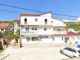 Overnatting Palit, Rab, Overnatting 23622 - Leiligheter med en rullesteinstrand.