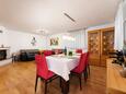 Njivice, Dining room in the apartment, air condition available and WiFi.