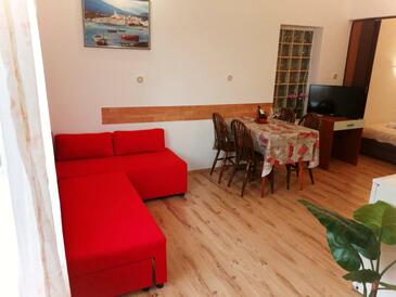 Baška, Living room in the studio-apartment, air condition available and WiFi.