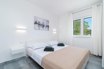 Ferienwohnungen mit Pool Okrug Gornji, Ciovo - 23649