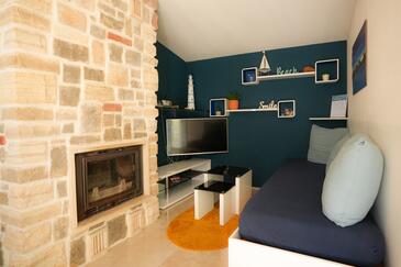 Turanj, Sala de estar en alojamiento de tipo house, aire acondicionado disponible, se admiten mascotas y WiFi.