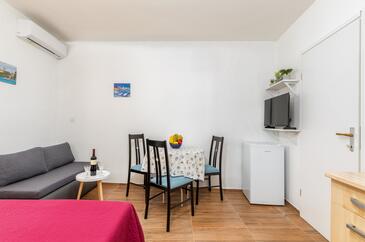 Valbandon, Dining room in the studio-apartment, air condition available and WiFi.