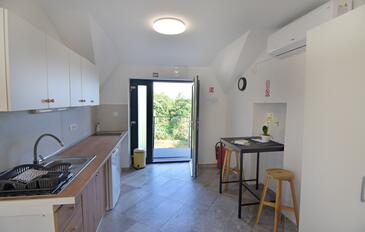 Plovanija, Столовая в размещении типа studio-apartment, доступный кондиционер, Домашние животные допускаются и WiFi.