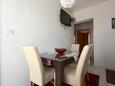 Okrug Gornji, Dining room in the apartment, air condition available and WiFi.