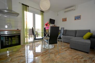 Okrug Gornji, Living room in the apartment, air condition available and WiFi.