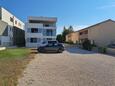 Parkeerplaats Nin, Zadar, Parkeerplaats 23668 - Appartementen blizu mora met een zandstrand.