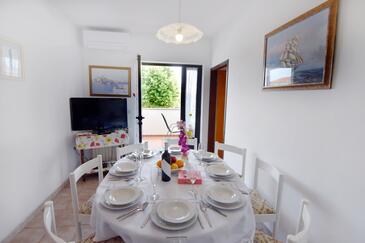 Umag, Sala da pranzo nell'alloggi del tipo apartment, condizionatore disponibile, animali domestici ammessi e WiFi.