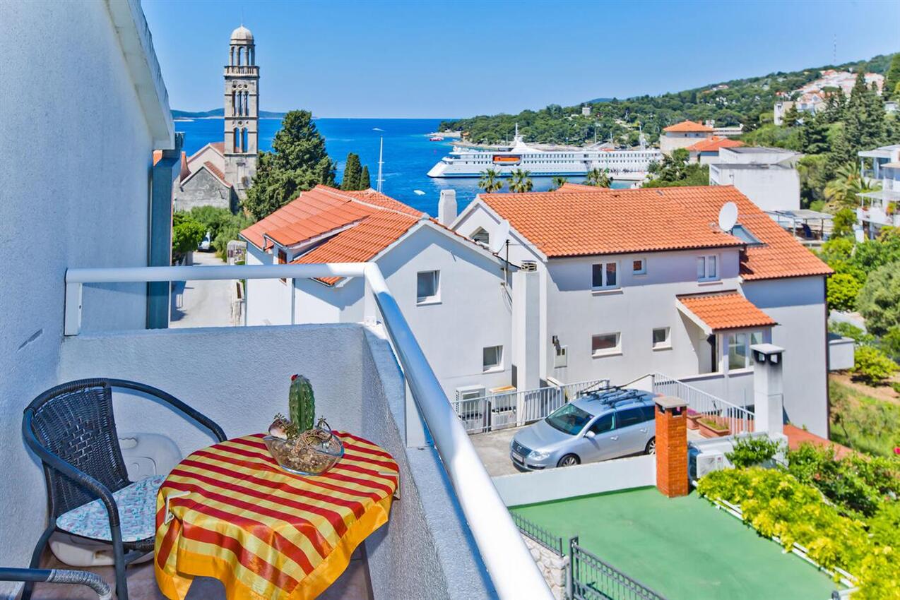 Apartmaji s parkingom Hvar - 23674