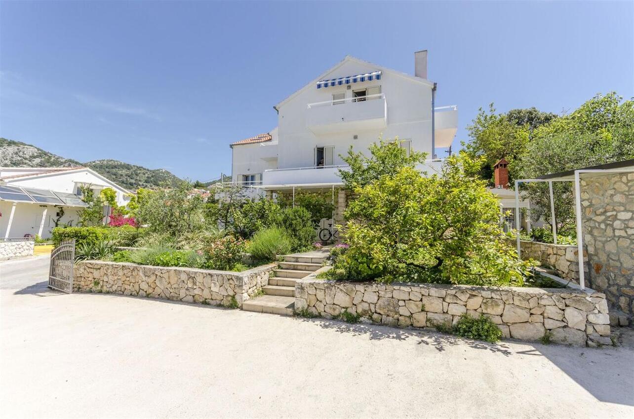 Апартаменти з паркуванням Хвар - Hvar - 23674