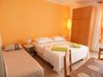 Podgora, Bedroom in the studio-apartment, (pet friendly) and WiFi.