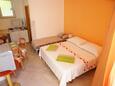 Podgora, Bedroom in the studio-apartment, (pet friendly) and WiFi.