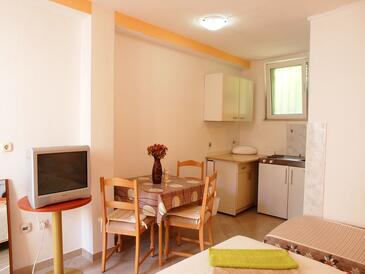 Podgora, Dining room in the studio-apartment, (pet friendly) and WiFi.