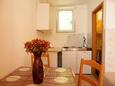 Podgora, Kitchen in the studio-apartment, (pet friendly) and WiFi.