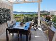 Tribunj, Terrasse dans l’hébergement en type apartment, avec la vue sur la mer et WiFi.