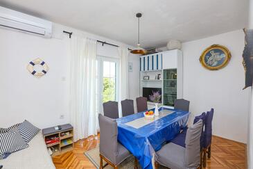 Biograd na Moru, Eetkamer in accommodatietype apartment, airconditioning beschikbaar en WiFi.