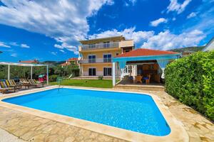 Casa vacanze con piscina Kastel Luksic, Castelli - Kaštela - 23710