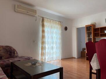 Betina, Living room in the apartment, air condition available, (pet friendly) and WiFi.