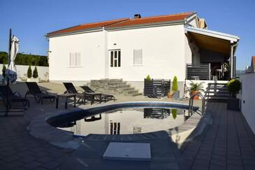 Maslenica, Novigrad, Overnatting 23719 - Feriehus med en rullesteinstrand.