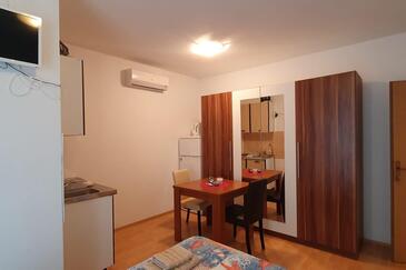 Tisno, Eetkamer in accommodatietype studio-apartment, airconditioning beschikbaar en WiFi.