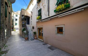 Šibenik, Šibenik, Object 23721 - Appartementen en kamers blizu mora met een kiezelstrand.