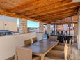 Posedarje, Terrasse dans l’hébergement en type house, avec la vue sur la mer et WiFi.