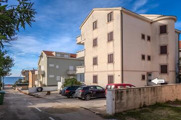 Novalja, Pag, Propiedad 23729 - Apartamentos cerca del mar con una playa de guijarros.