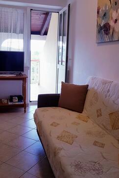 Lopar, Living room in the apartment, (pet friendly) and WiFi.