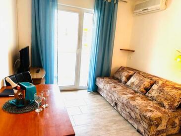 Srima - Vodice, Living room in the apartment, air condition available and WiFi.