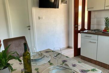 Biograd na Moru, Comedor en alojamiento de tipo apartment, aire acondicionado disponible, se admiten mascotas y WiFi.