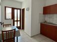 Biograd na Moru, Comedor en alojamiento de tipo studio-apartment, se admiten mascotas y WiFi.