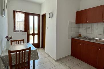 Biograd na Moru, Comedor en alojamiento de tipo studio-apartment, se admiten mascotas y WiFi.